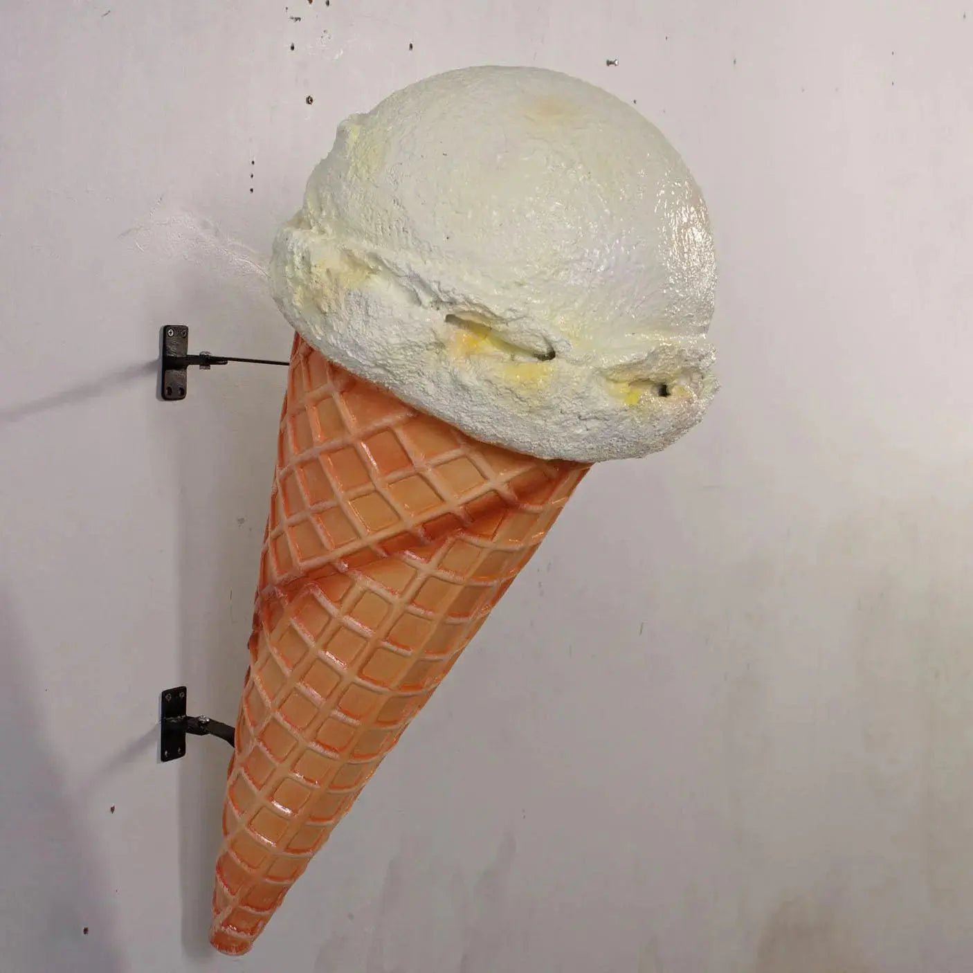 Hanging Vanilla One Scoop Ice Cream Statue R0195-130018-H