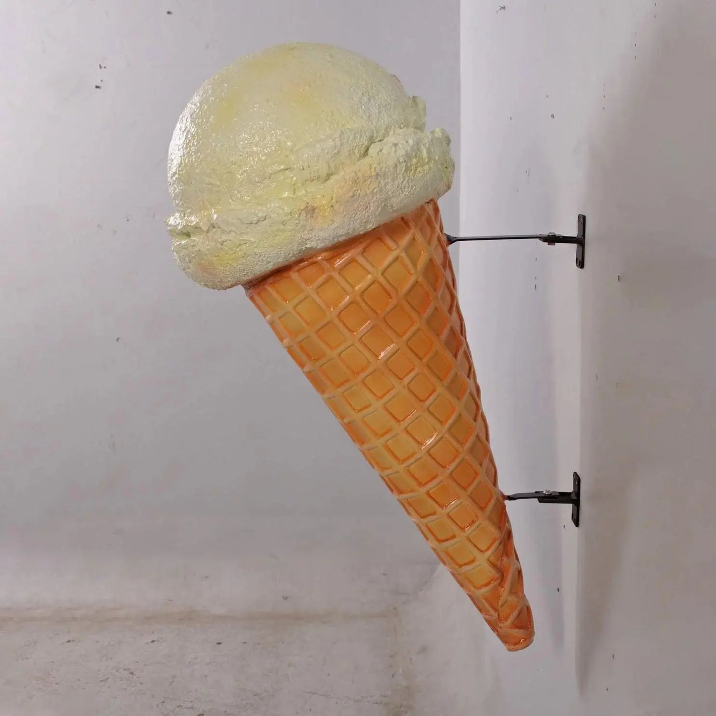 Hanging Vanilla One Scoop Ice Cream Statue R0195-130018-H