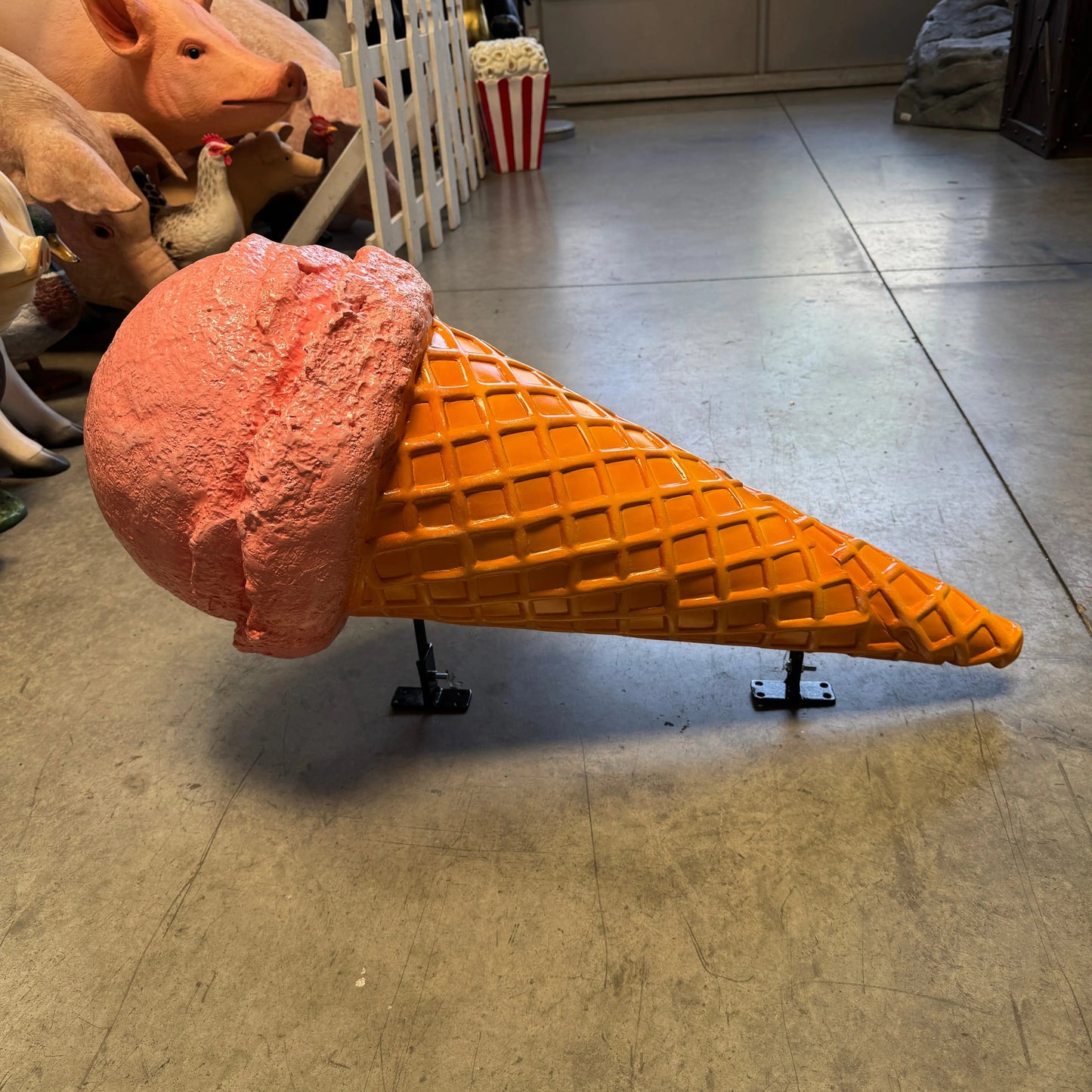 Hanging Strawberry One Scoop Ice Cream Statue R0195S-130018-H