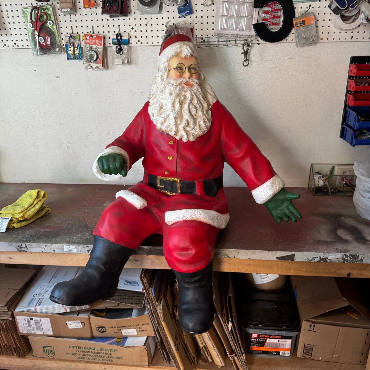 Small Sitting Santa Claus Statue