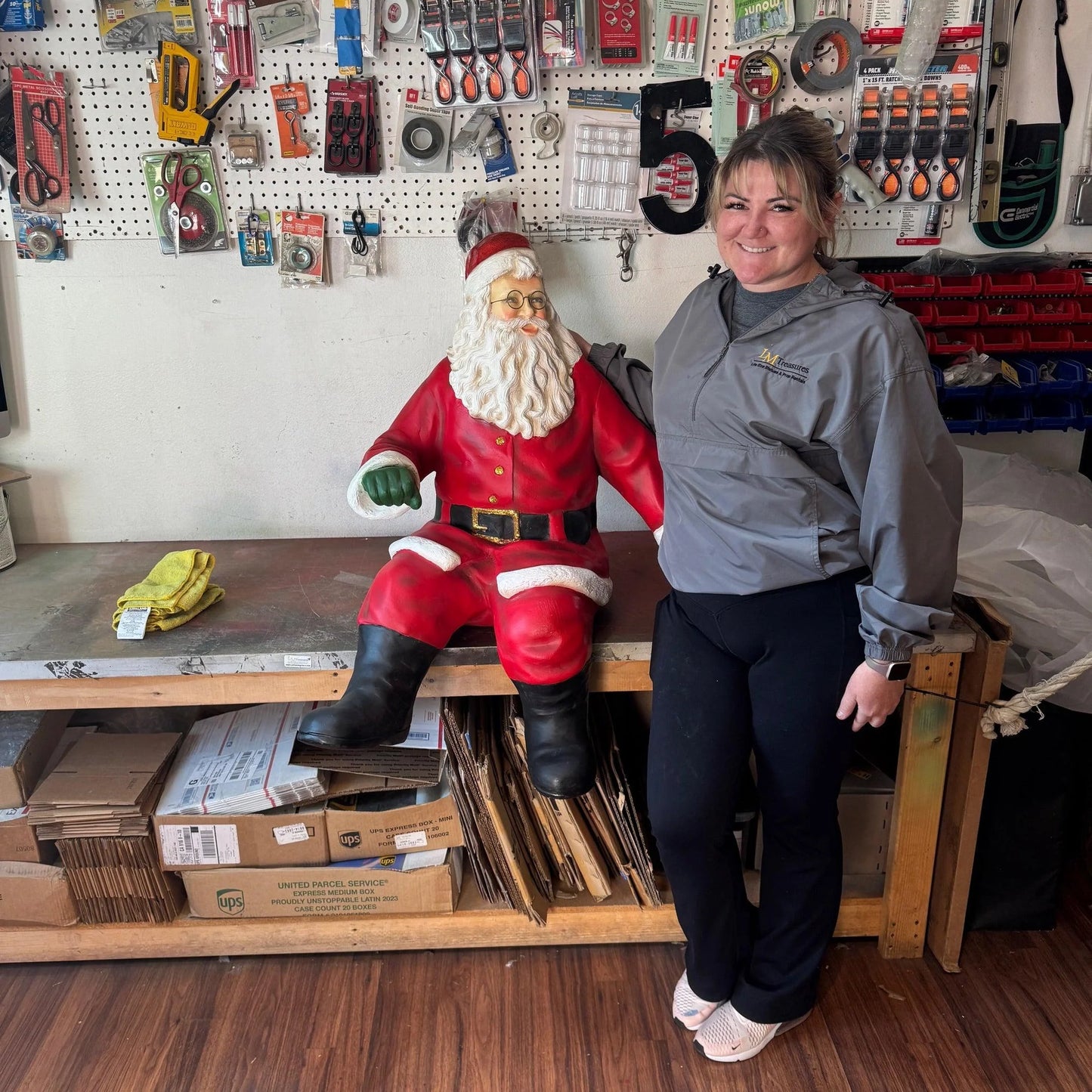 Small Sitting Santa Claus Statue