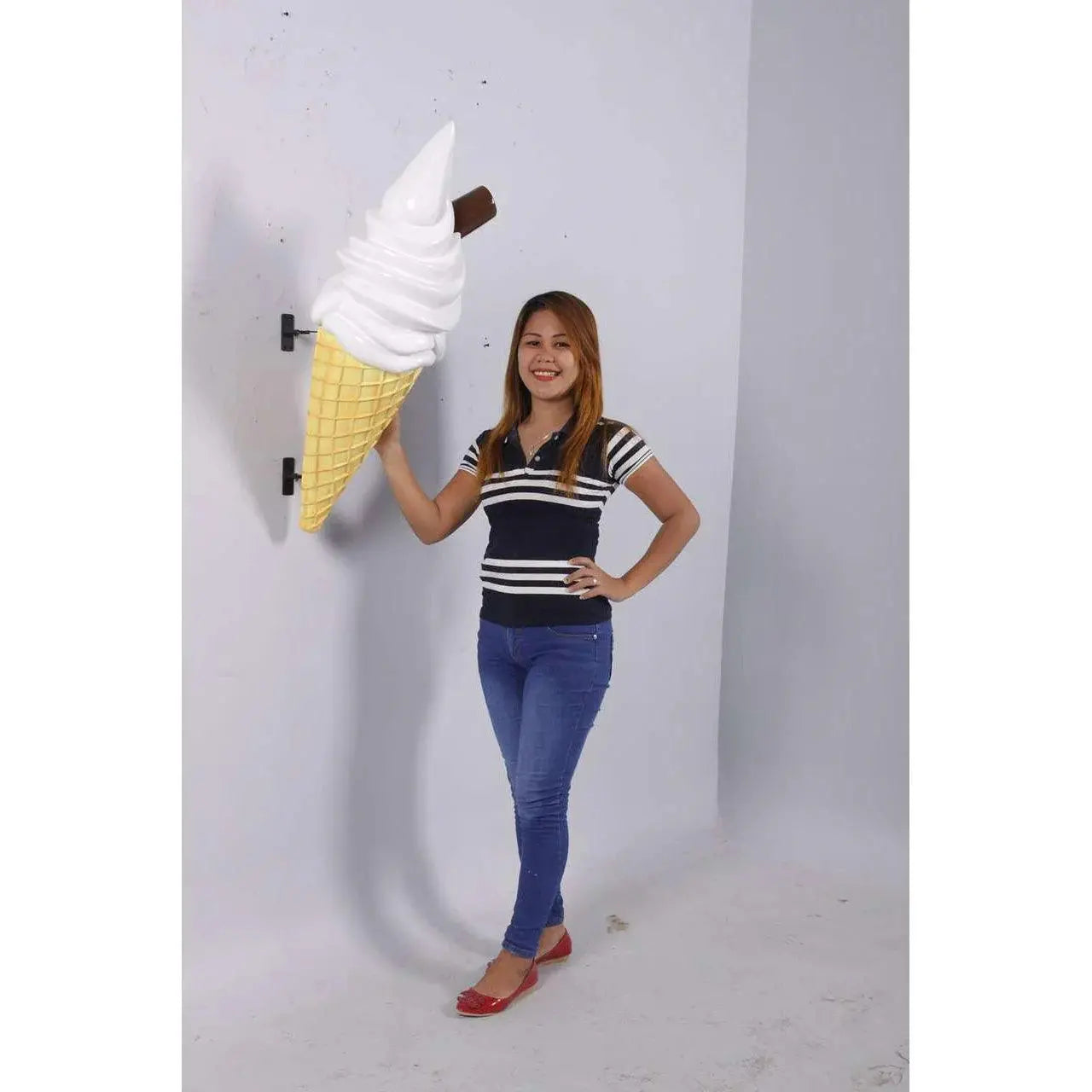 Vanilla Hanging Soft Serve Ice Cream Statue R0323V-170052-H