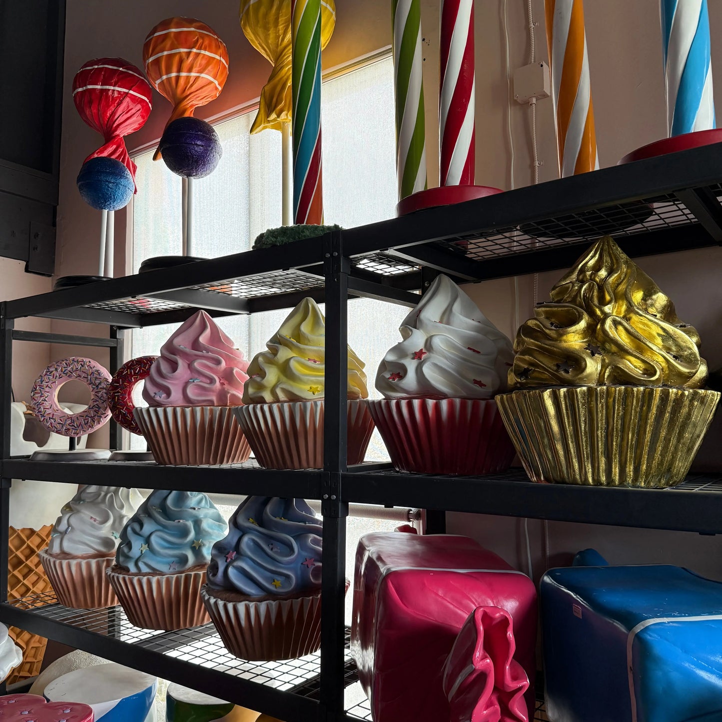 Gold Chocolate Cupcake Statue With Stars R0244F-2831-A