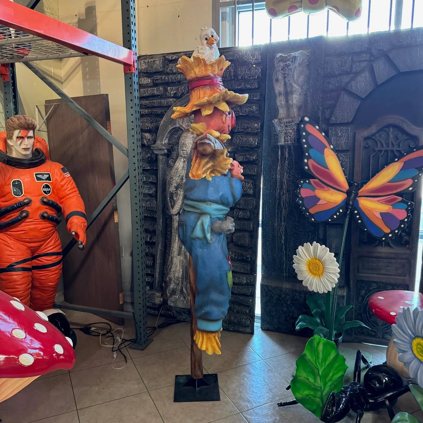 Comic Scarecrow on Post Statue S0126-2013-T