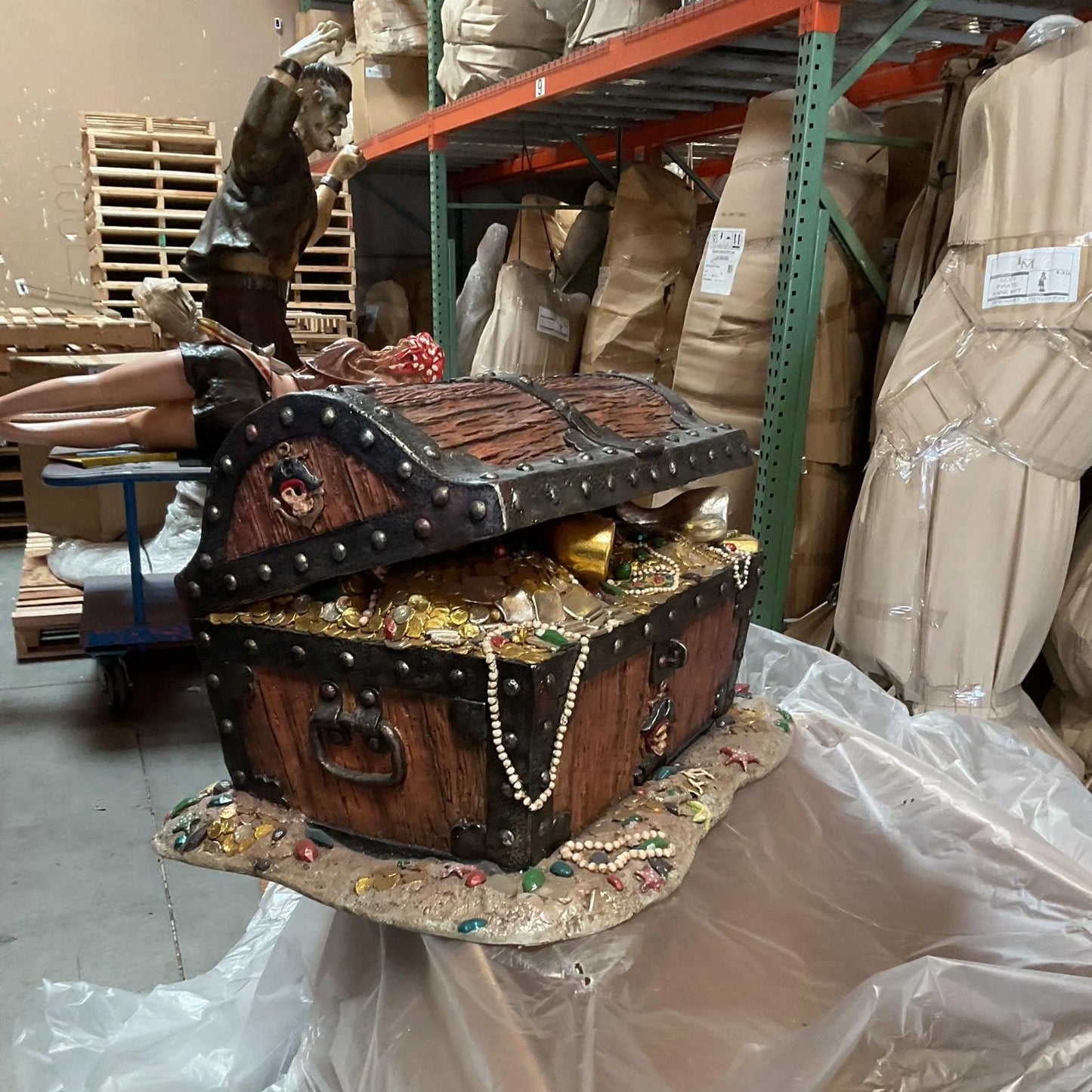 Treasure Chest Pirate's Coffer Statue