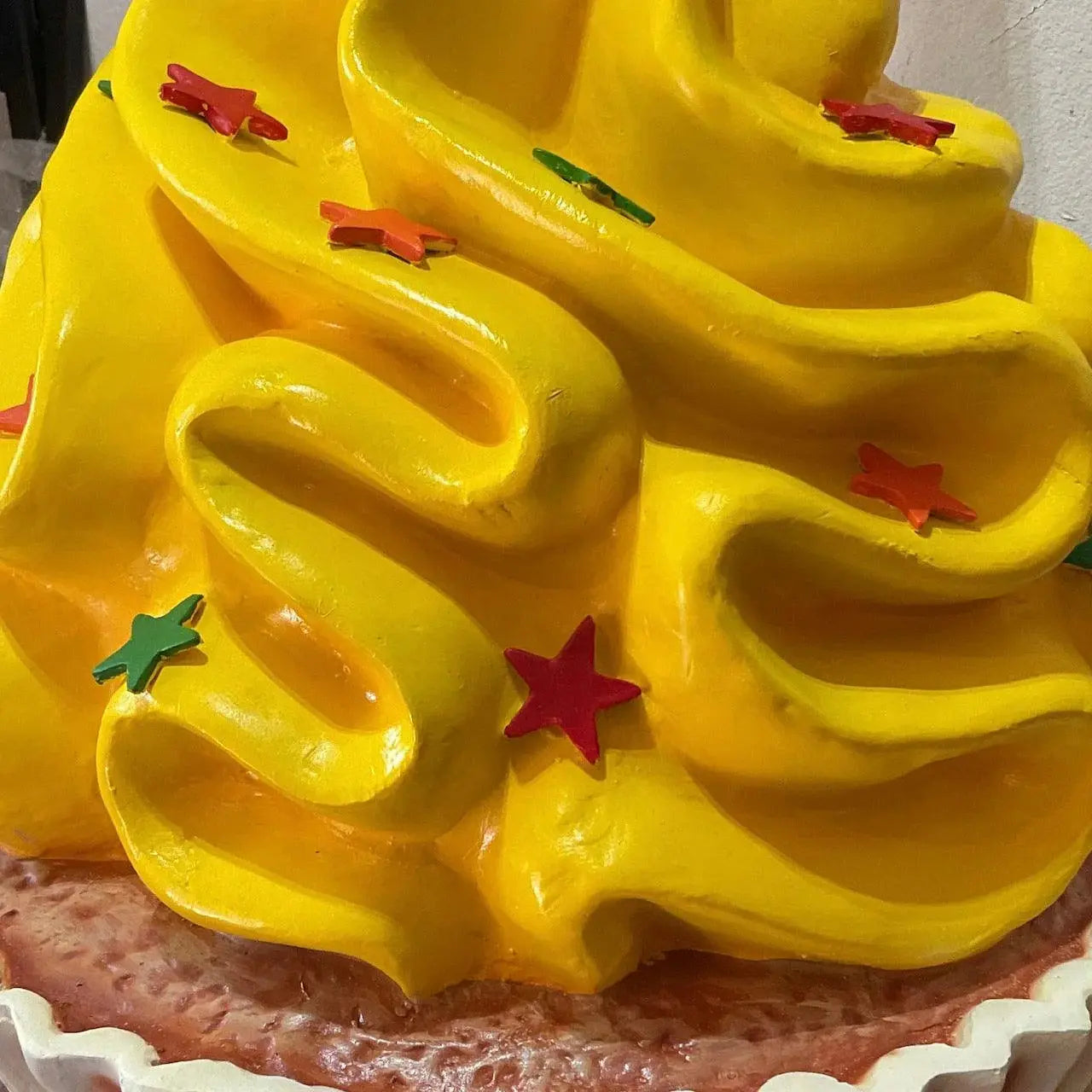Bright Yellow Cupcake With Stars Statue R0217-2823-A