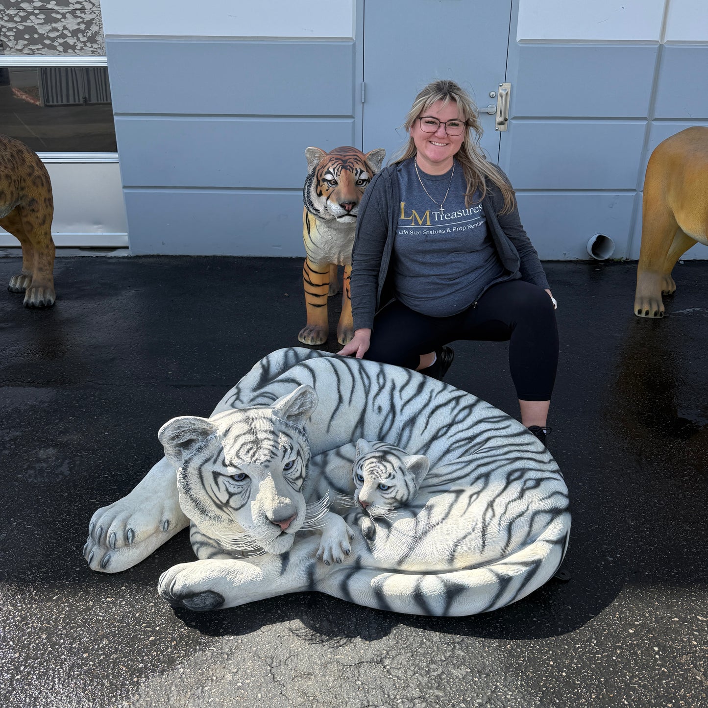 Siberian Tiger With Cub Statue