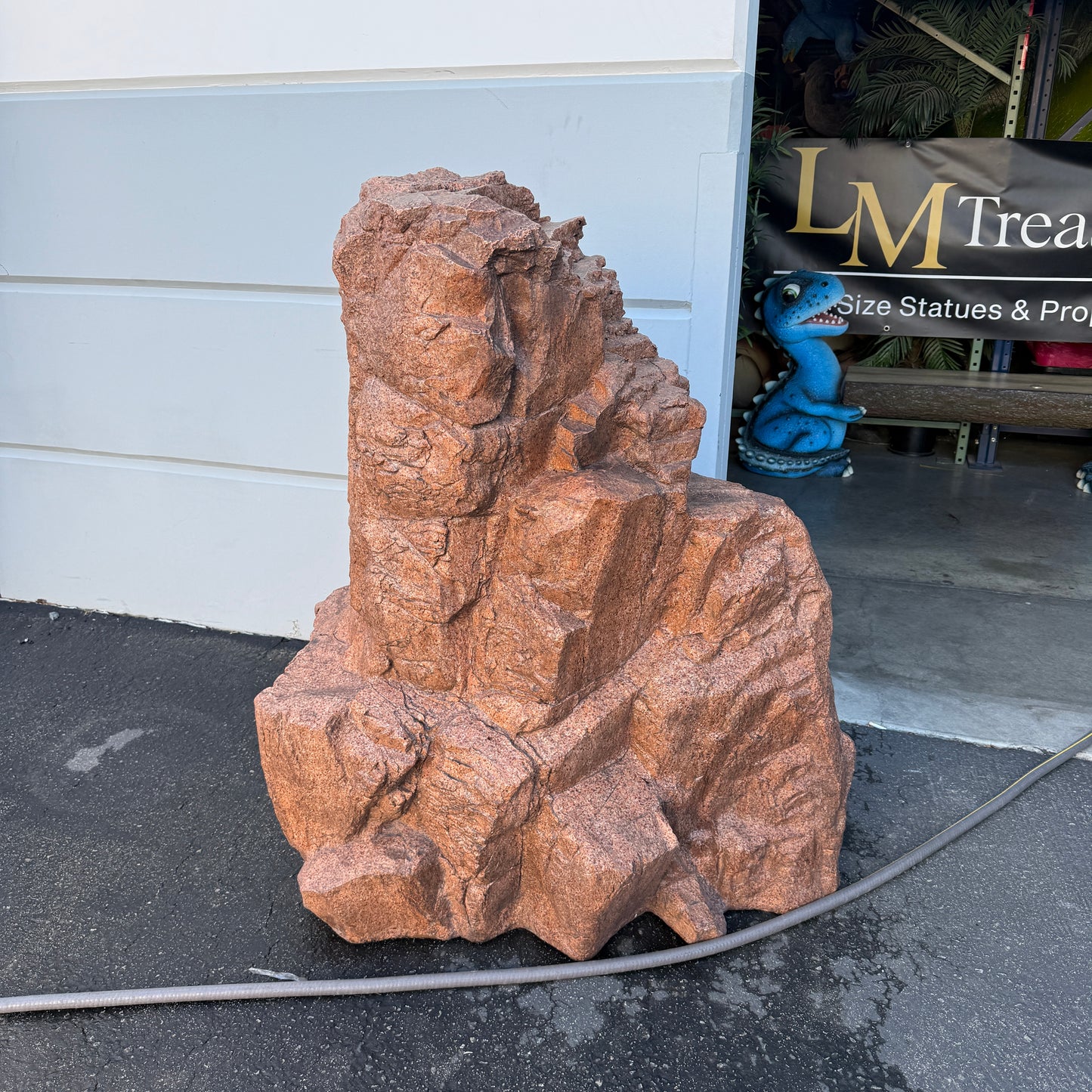 Pointed Siji Rock Statue