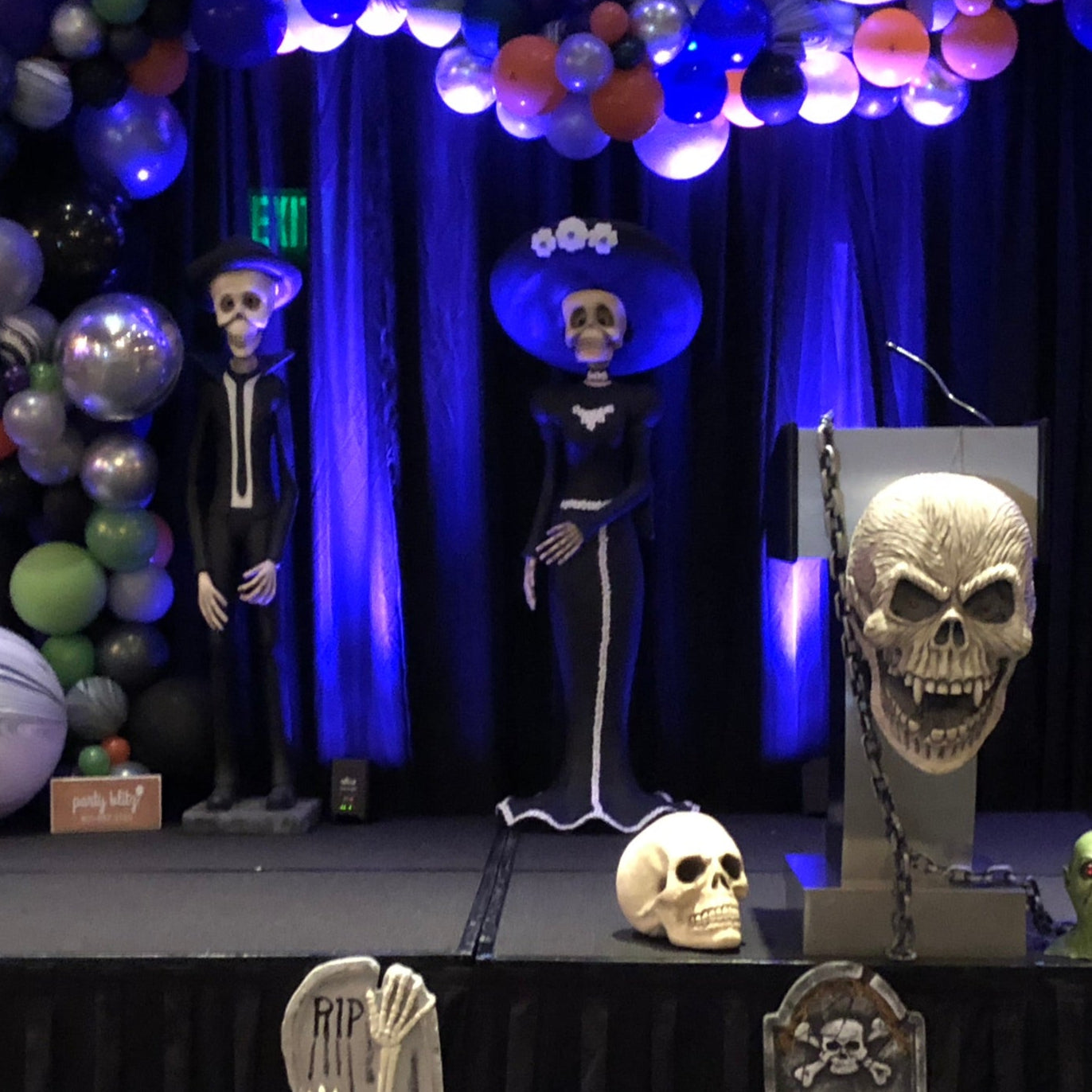 Skeleton Husband Statue