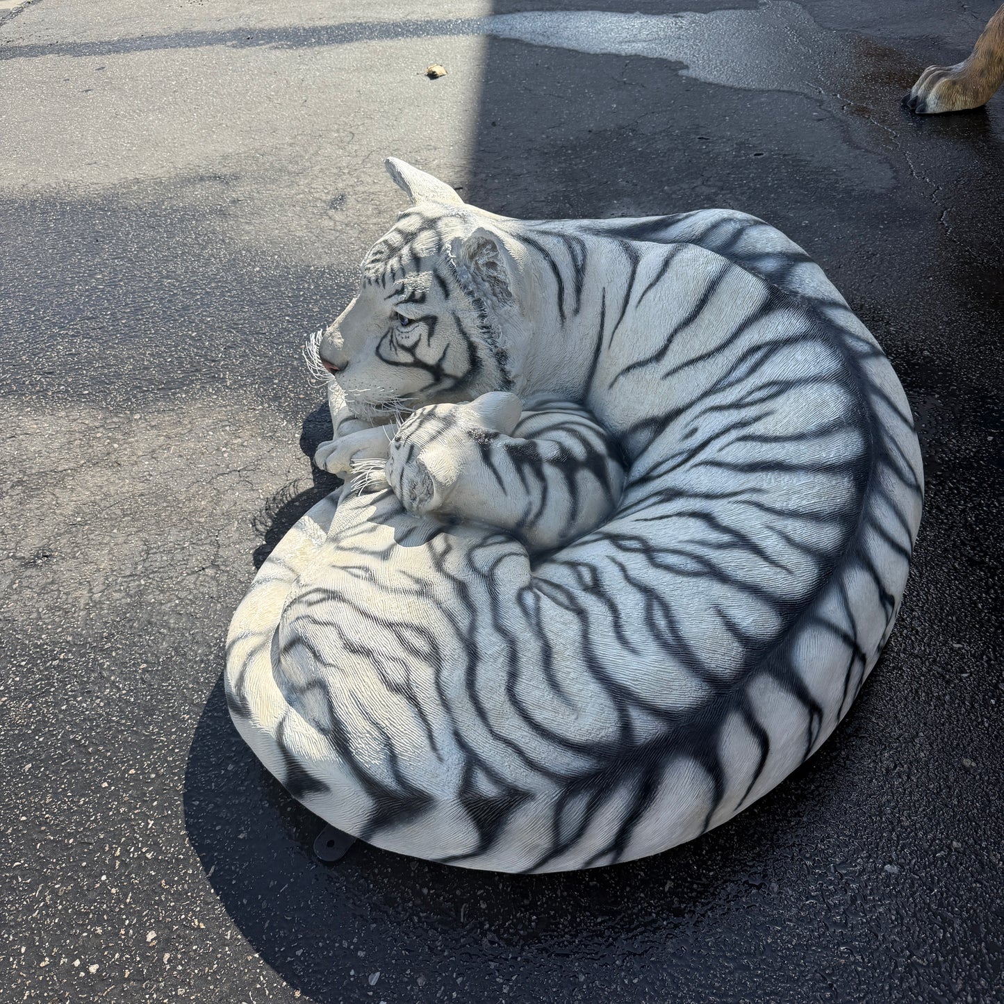 Siberian Tiger With Cub Statue