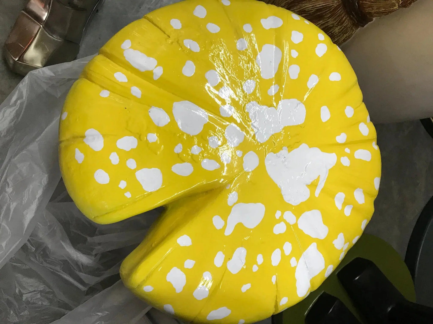 Yellow Split Mushroom Stool Statue R0261Y-160015-H