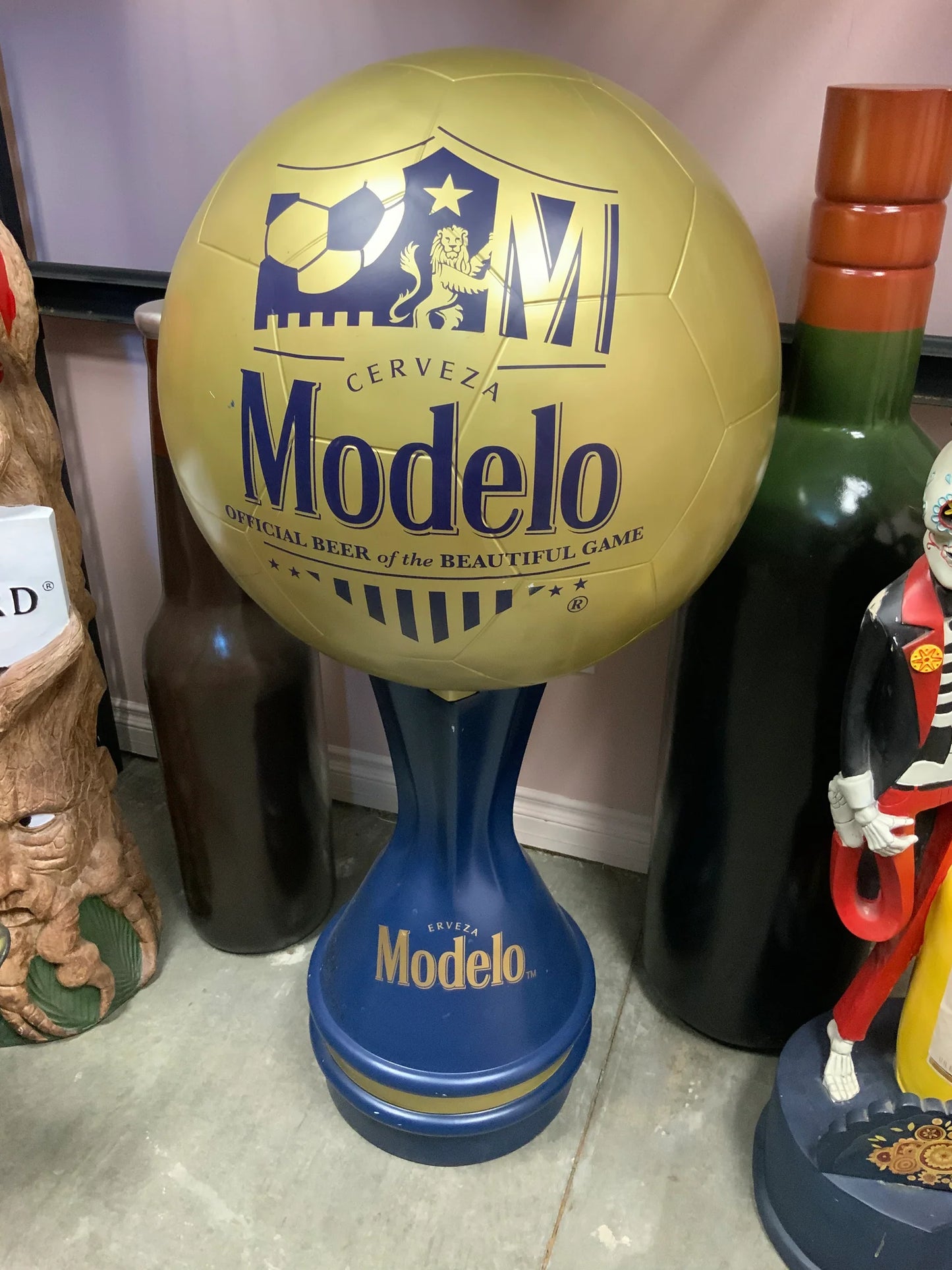 Modelo Soccer Ball Life Size Statue