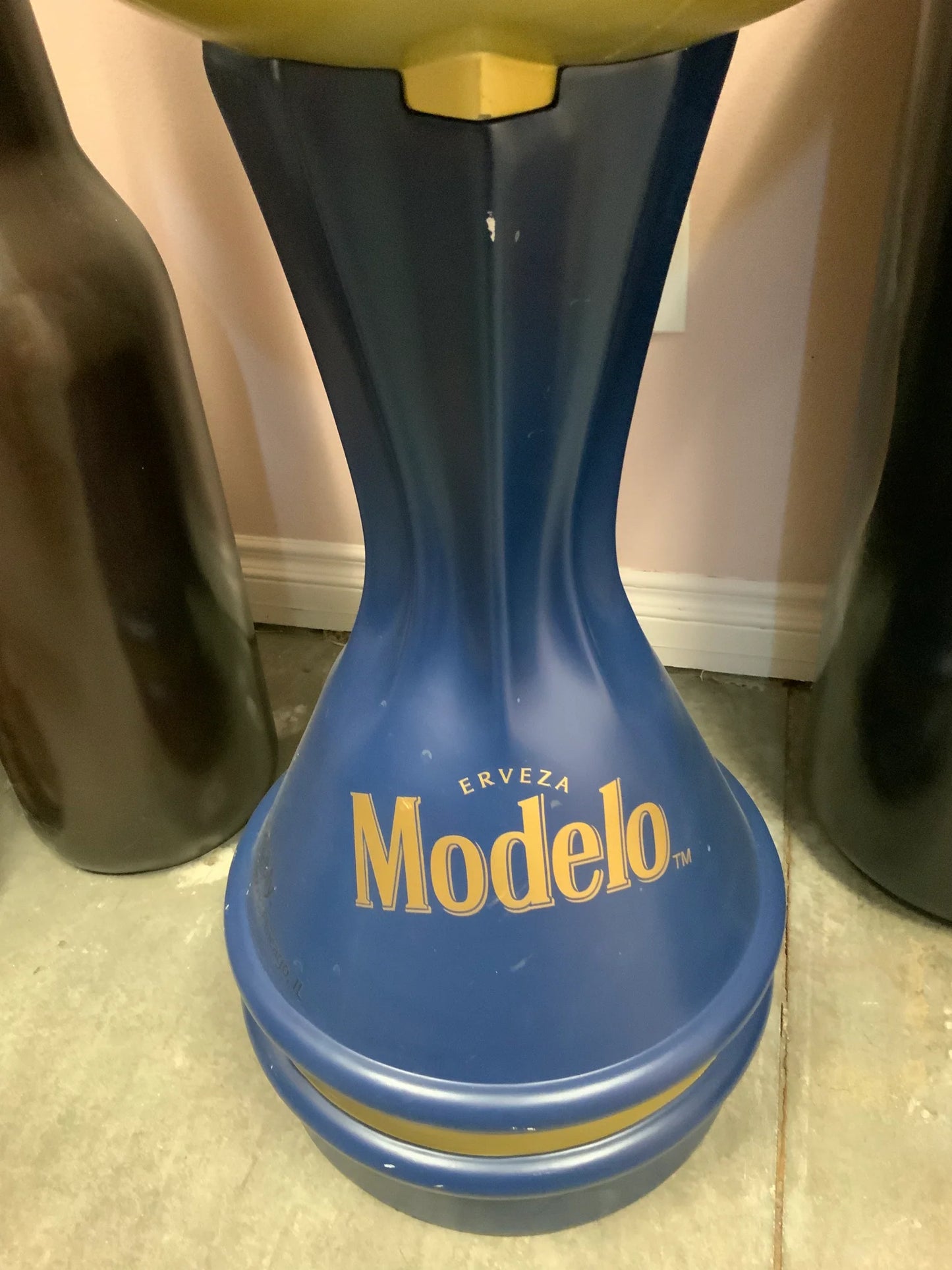 Modelo Soccer Ball Life Size Statue