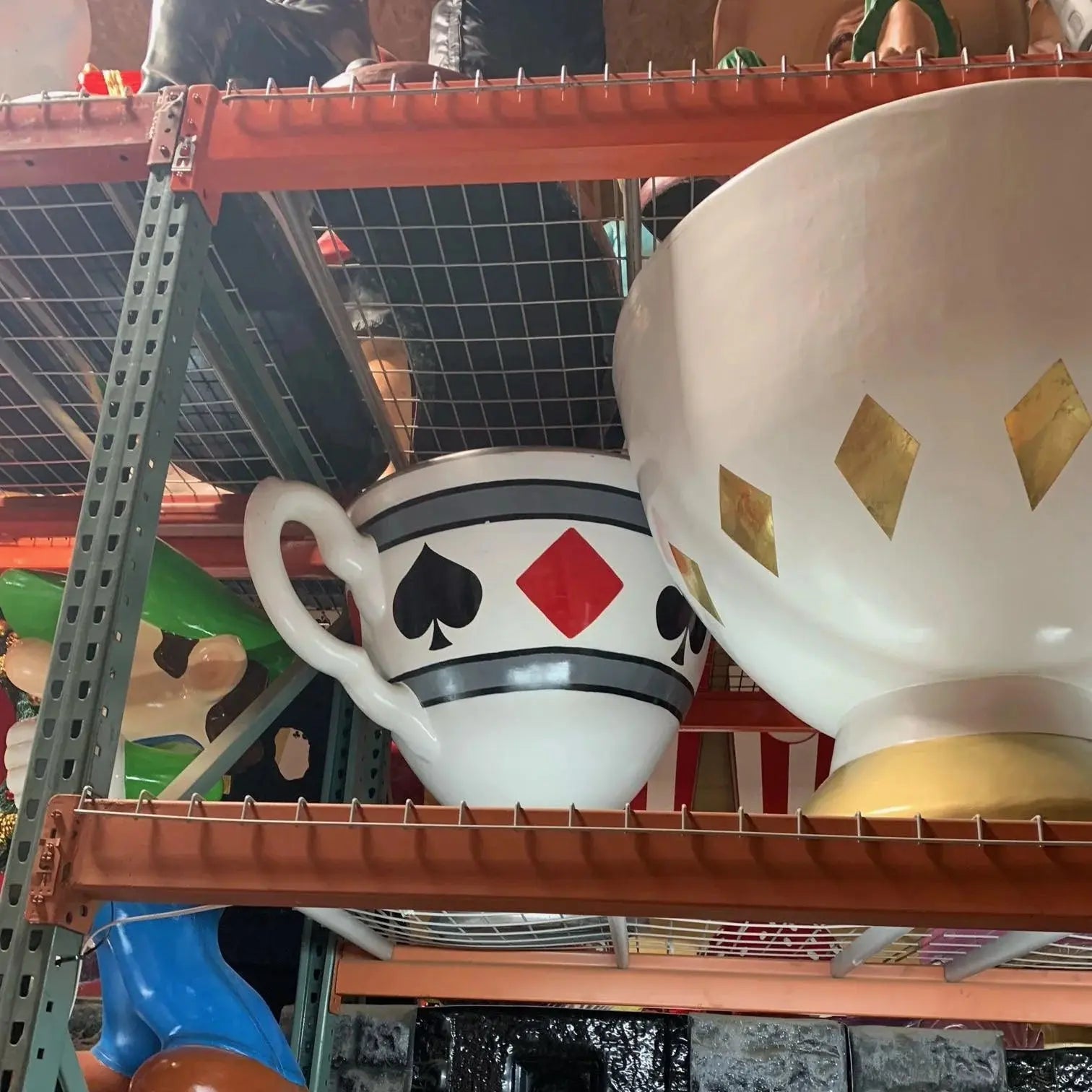 Suits Tea Cup Over Sized Statue R0355BW-R365-PT