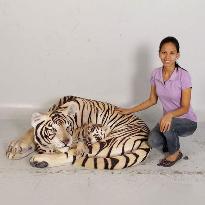 Siberian Tiger With Cub Statue