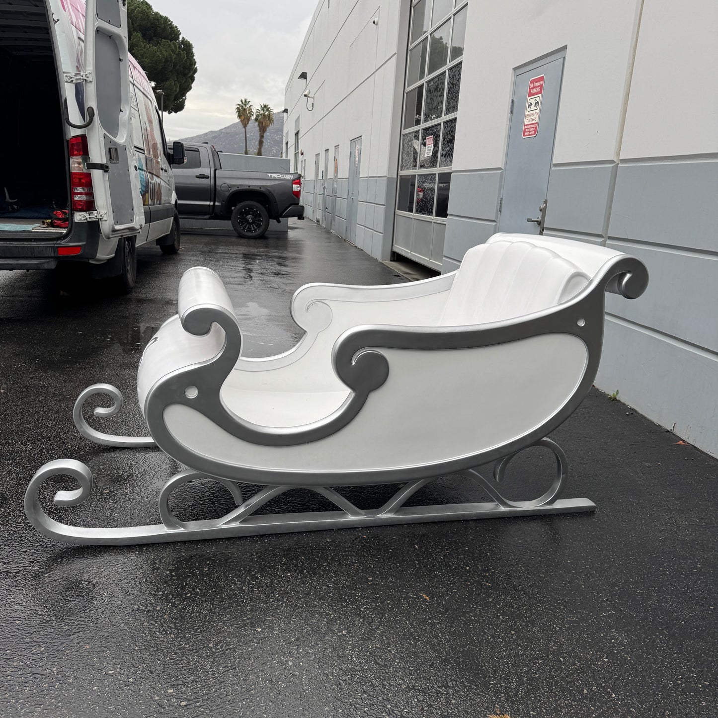 White Santa's Sleigh Photo Op Statue S0210W-160264-H