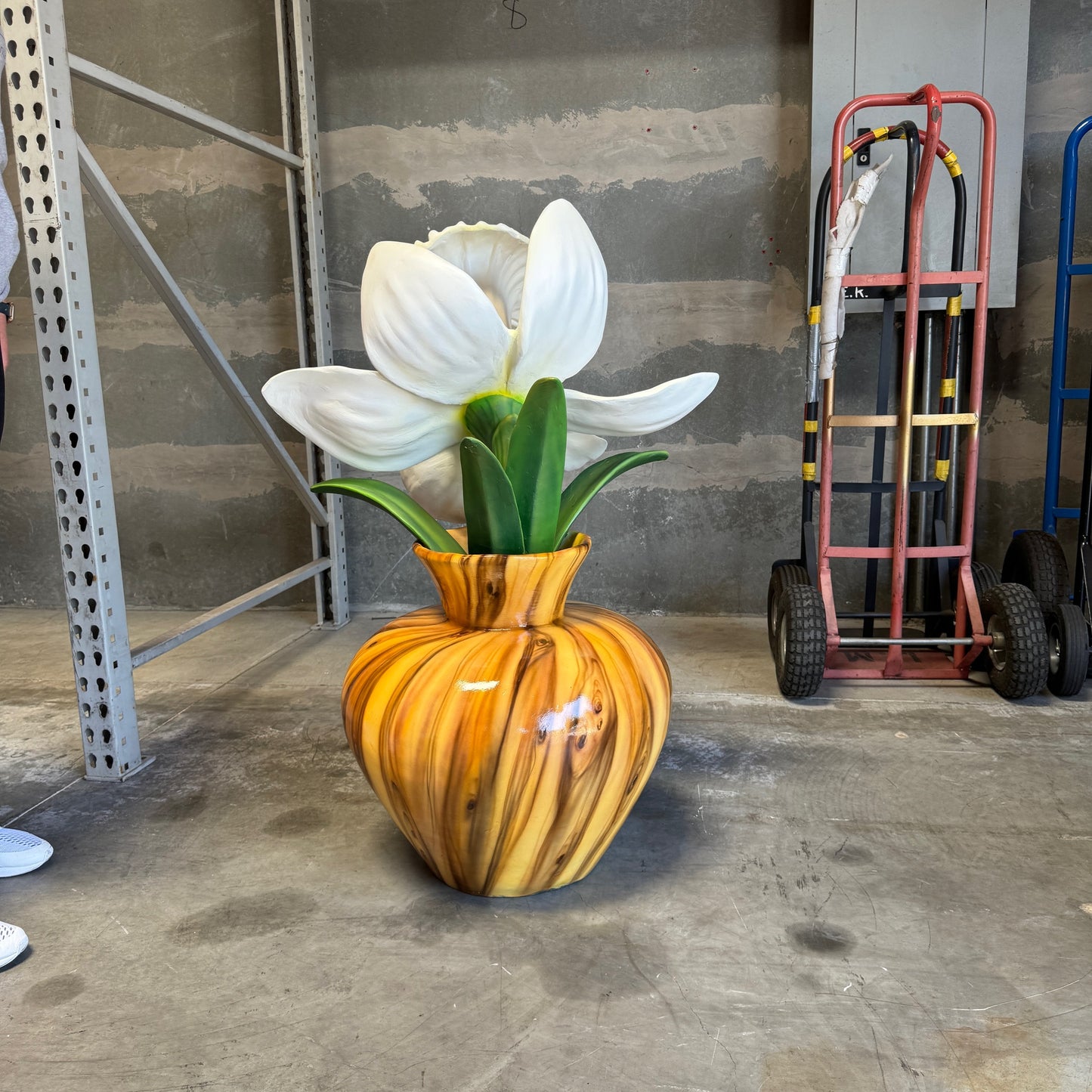 White Narcis Flower In Vase Statue