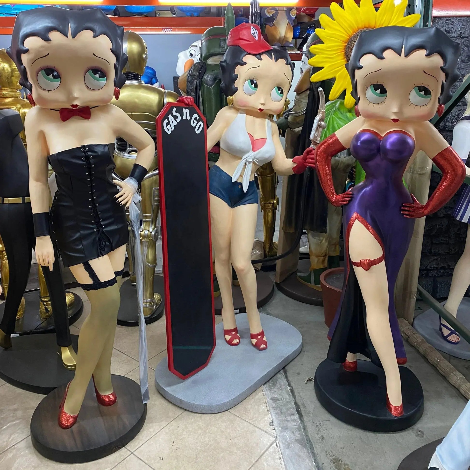 Statue en résine Betty Boop mains jointes robe dorée 86 cm | Prince Statue en résine Betty Boop mains jointes robe dorée 86 cm | Prince