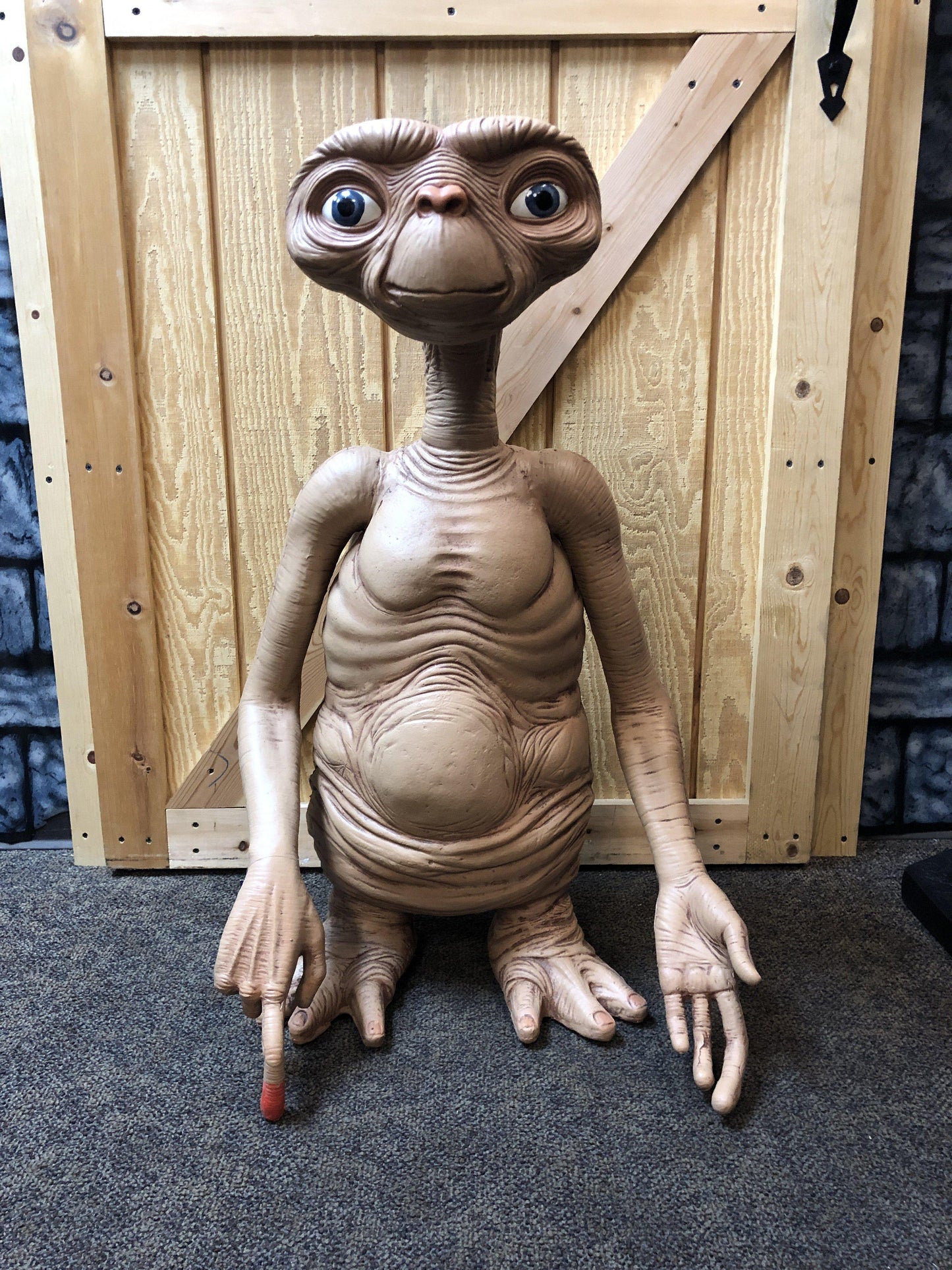 E.T Life Size NECA Marvel Licensed Foam Prop Classics Figurine Statue
