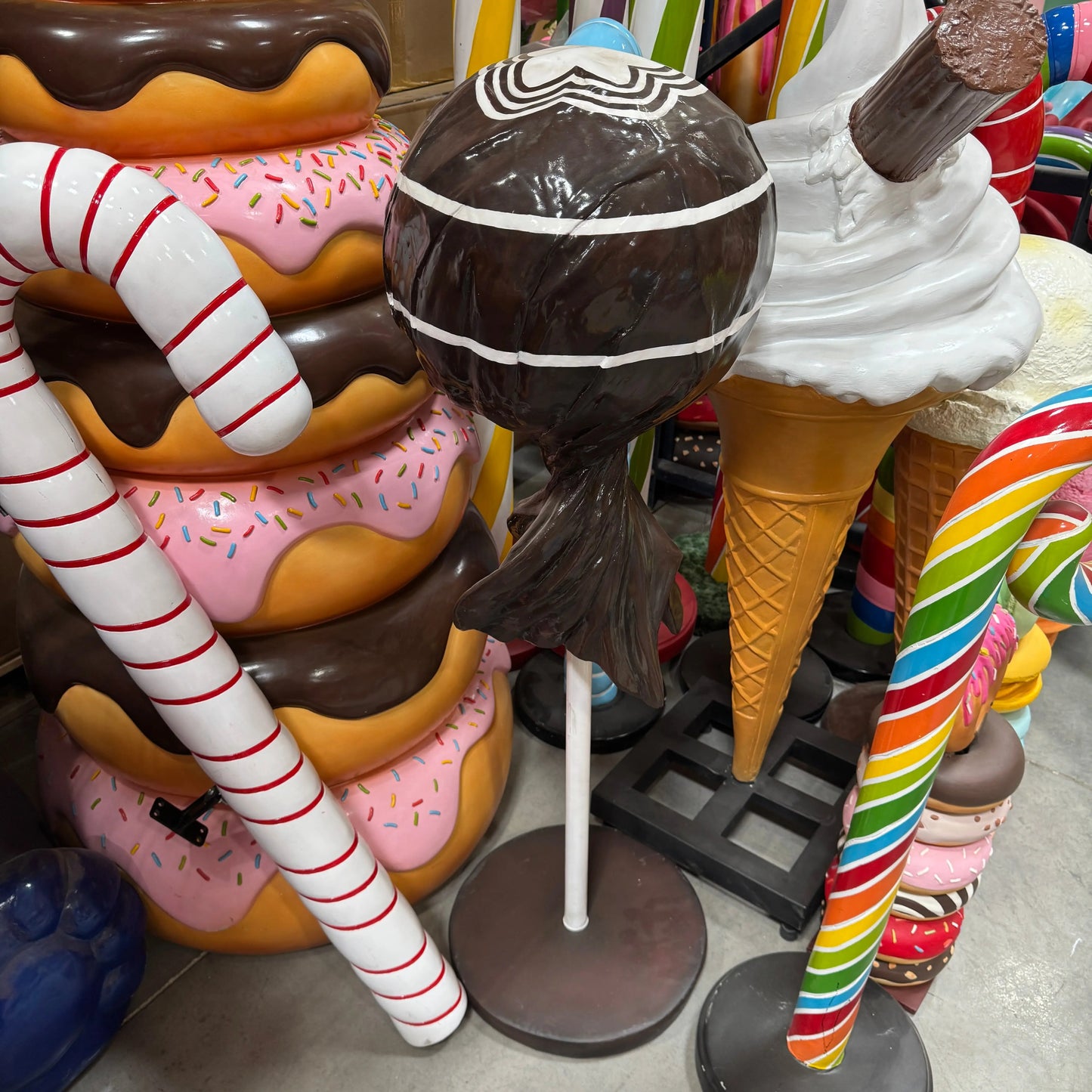 Medium Brown Lollipop Statue R0293BR-S116-PT
