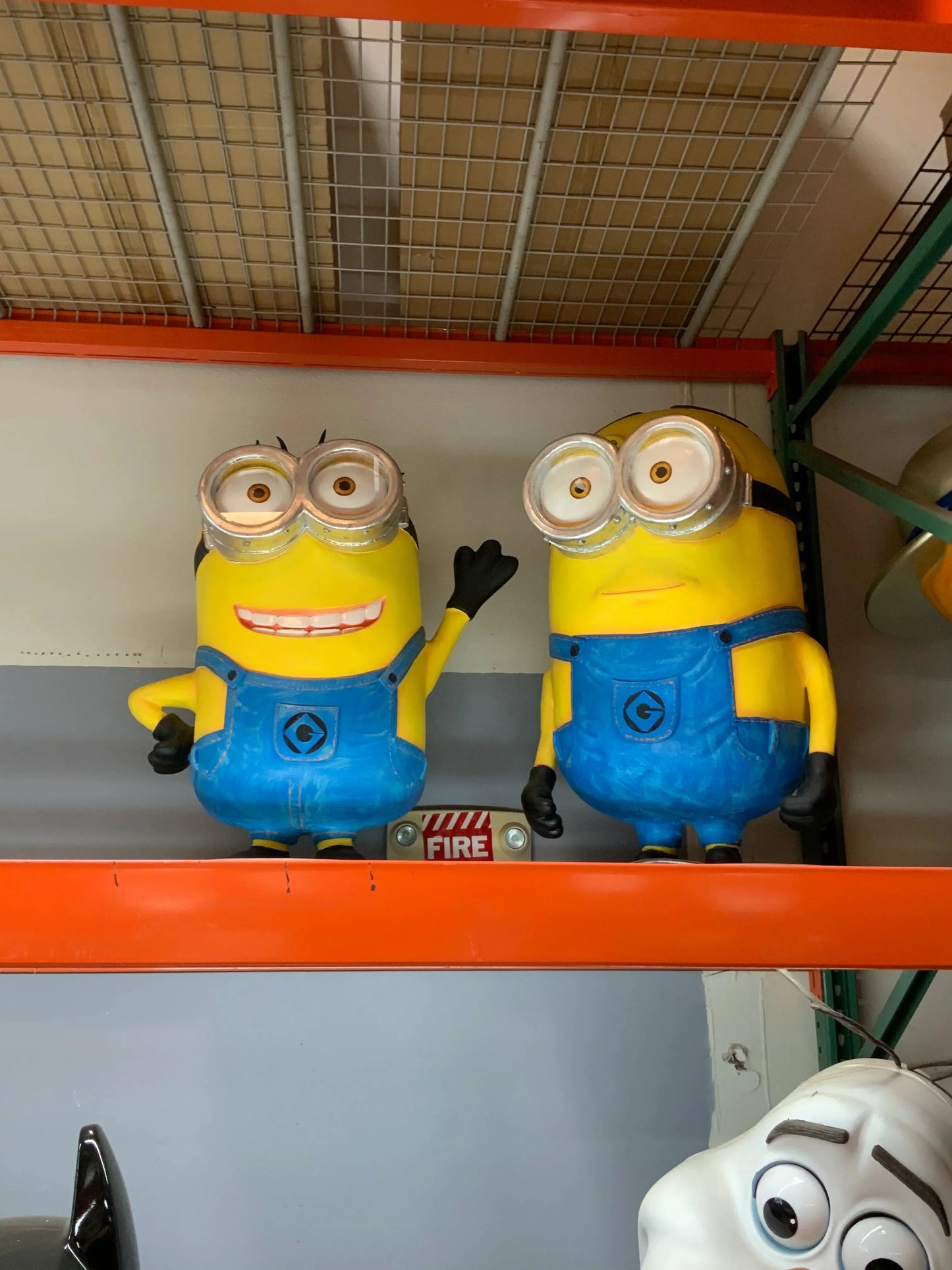 Cartoon Yellow Puppet Waving Minion Statue CC032-RF-A