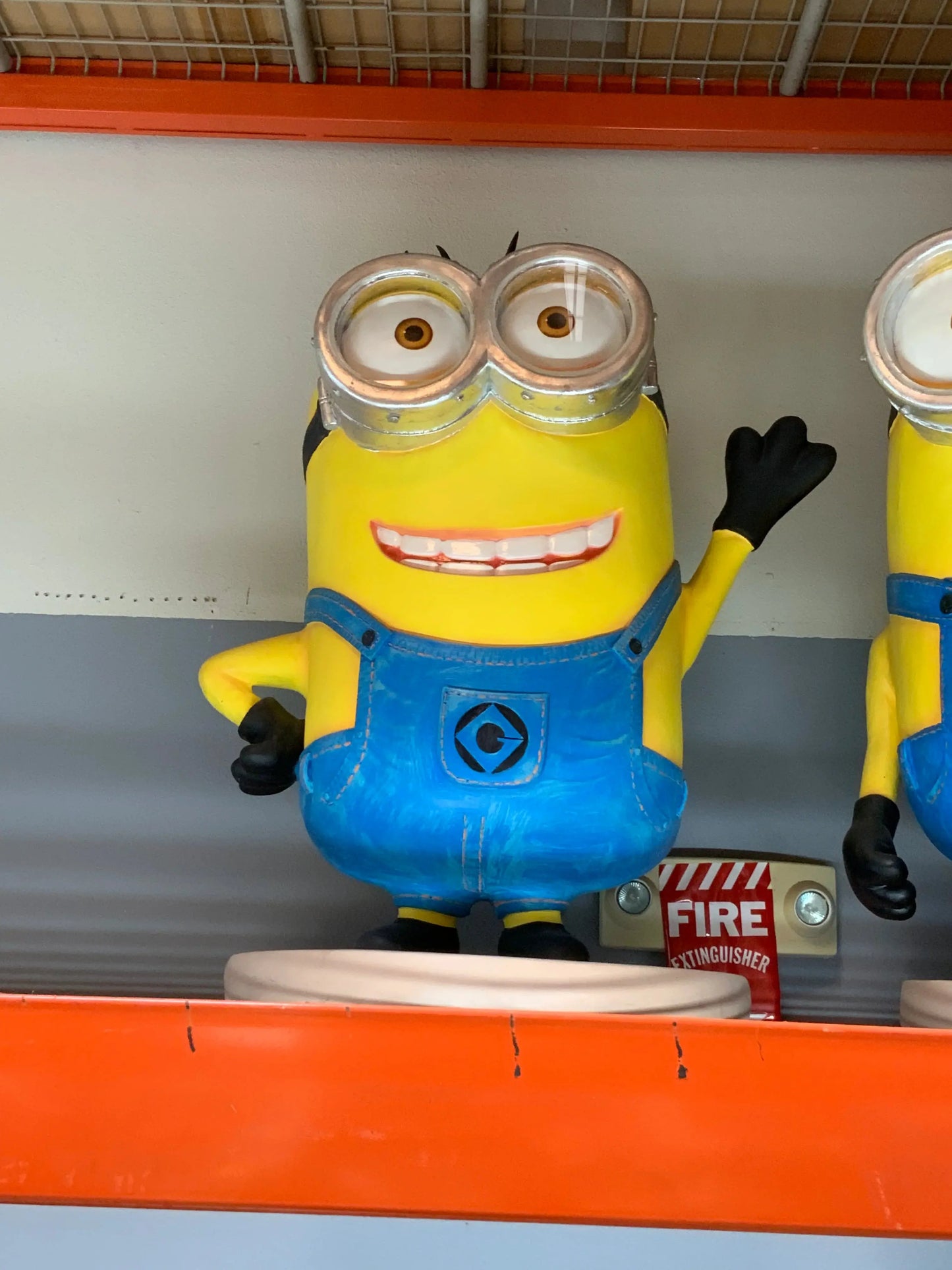 Cartoon Yellow Puppet Waving Minion Statue CC032-RF-A