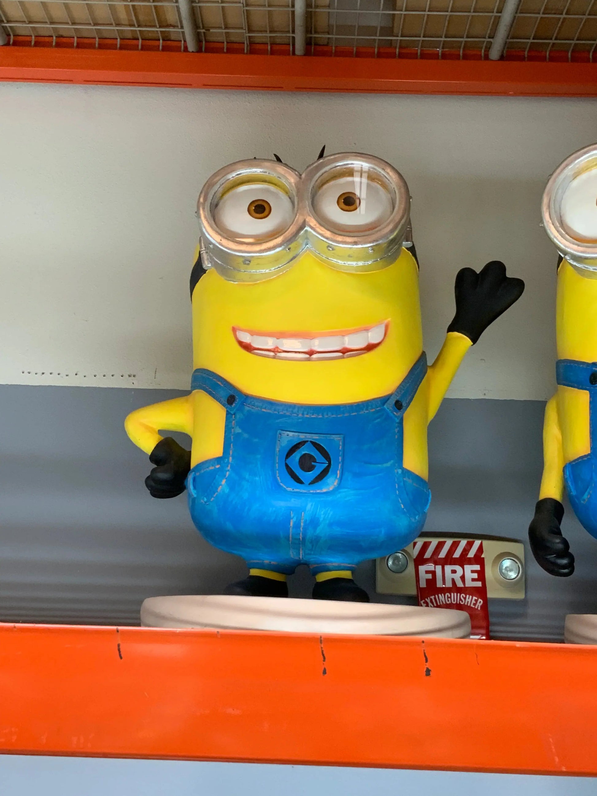 Cartoon Yellow Puppet Waving Minion Statue CC032-RF-A