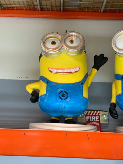 Cartoon Yellow Puppet Waving Minion Statue CC032-RF-A
